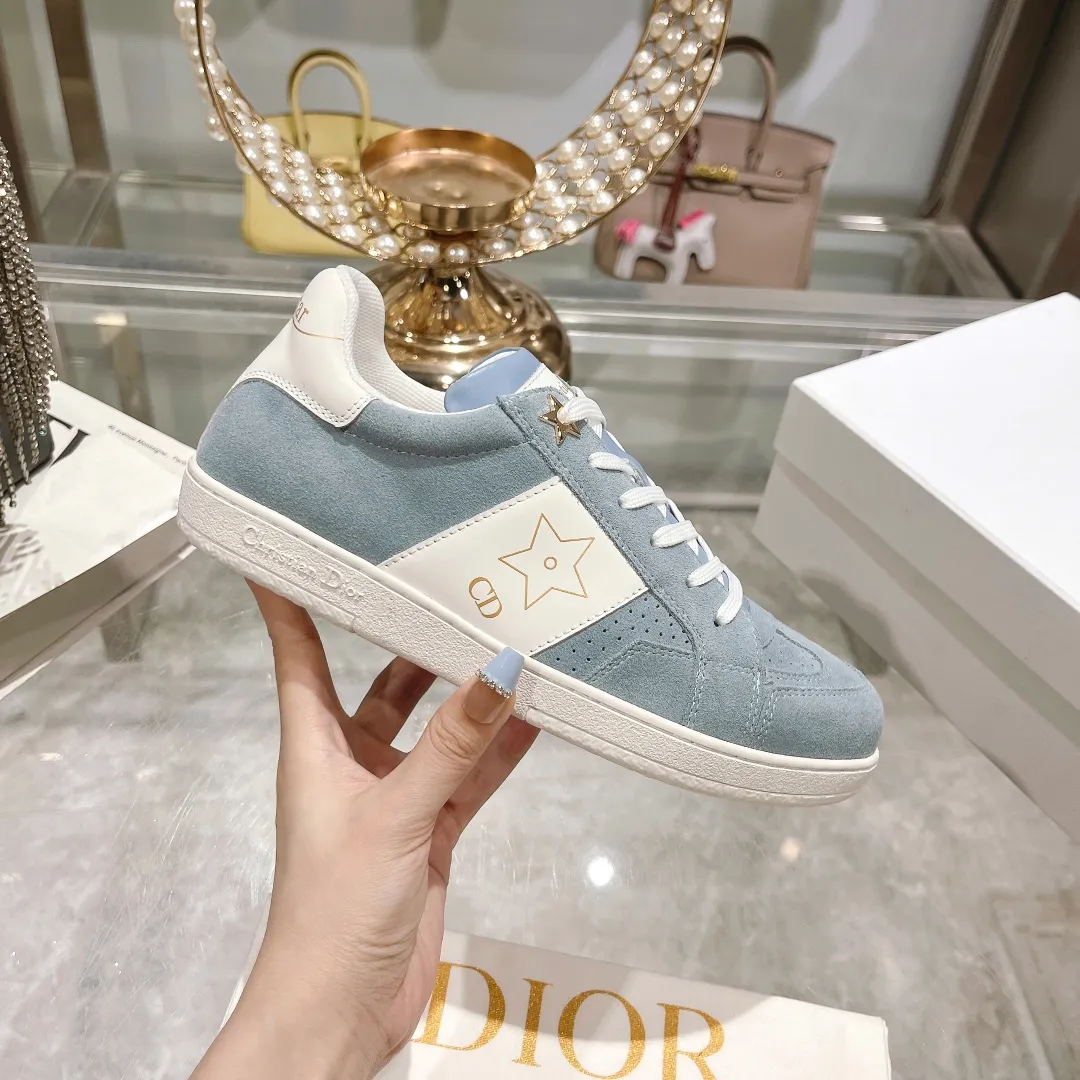👟👟Ex-factory price 560👟👟Dior2024 new white shoes, Dior Dior Star women's sports shoes, very light summer white shoes. The upper is carefully made of imported suede, decorated with tonal suede panels, metal stars decorate the lace eyelets, and breathable mesh inside. The upper is punched and designed not to stuffy the feet. It is equipped with Christian Dior logo and thin soles. The thick sole is suitable for all seasons! Size: 35-41 (40 and 41 are customized and cannot be returned or exchanged)